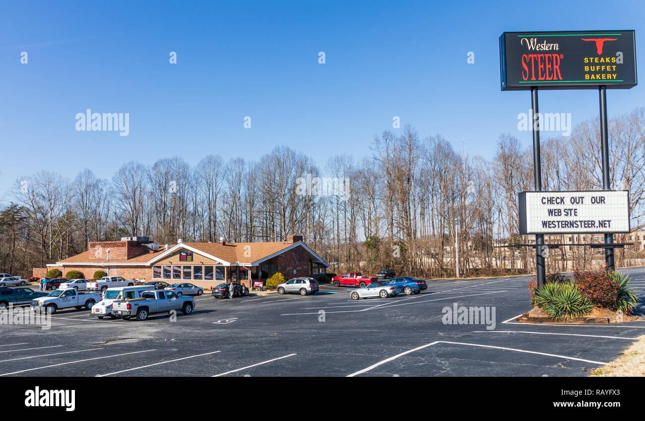 NEWTON, NC, EE.UU-12/26/18: Dirección occidental es un bufé local sercing filetes de carne, pollo, mariscos y sándwiches. Foto de stock