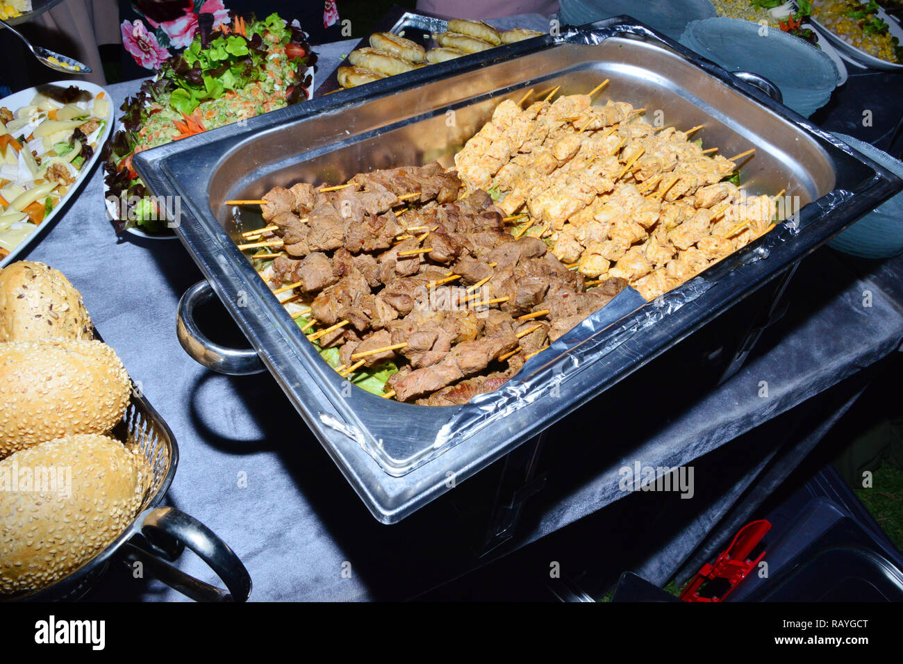 El buffet de barbacoa para la boda y todos los partidos Fotografía de stock  - Alamy