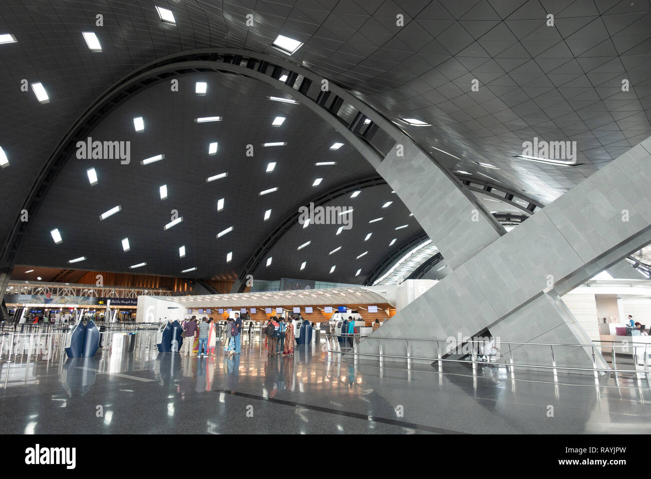 Interior del moderno aeropuerto internacional Hamad inn Doha, Qatar Foto de stock