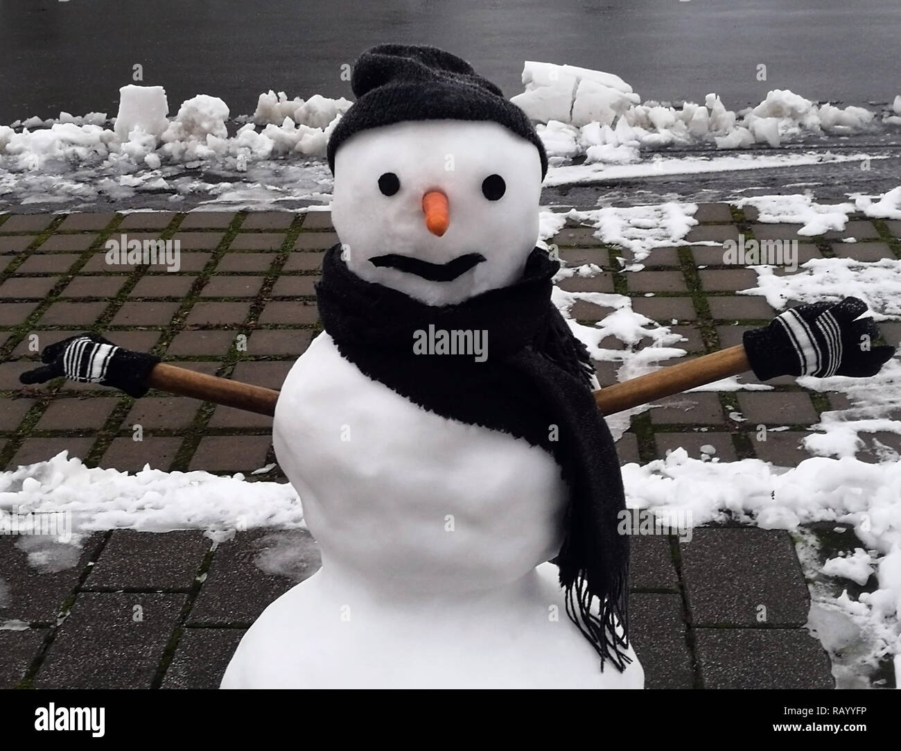 Lindo muñeco de nieve con sombrero, bufanda y guantes de pie en una acera  Fotografía de stock - Alamy
