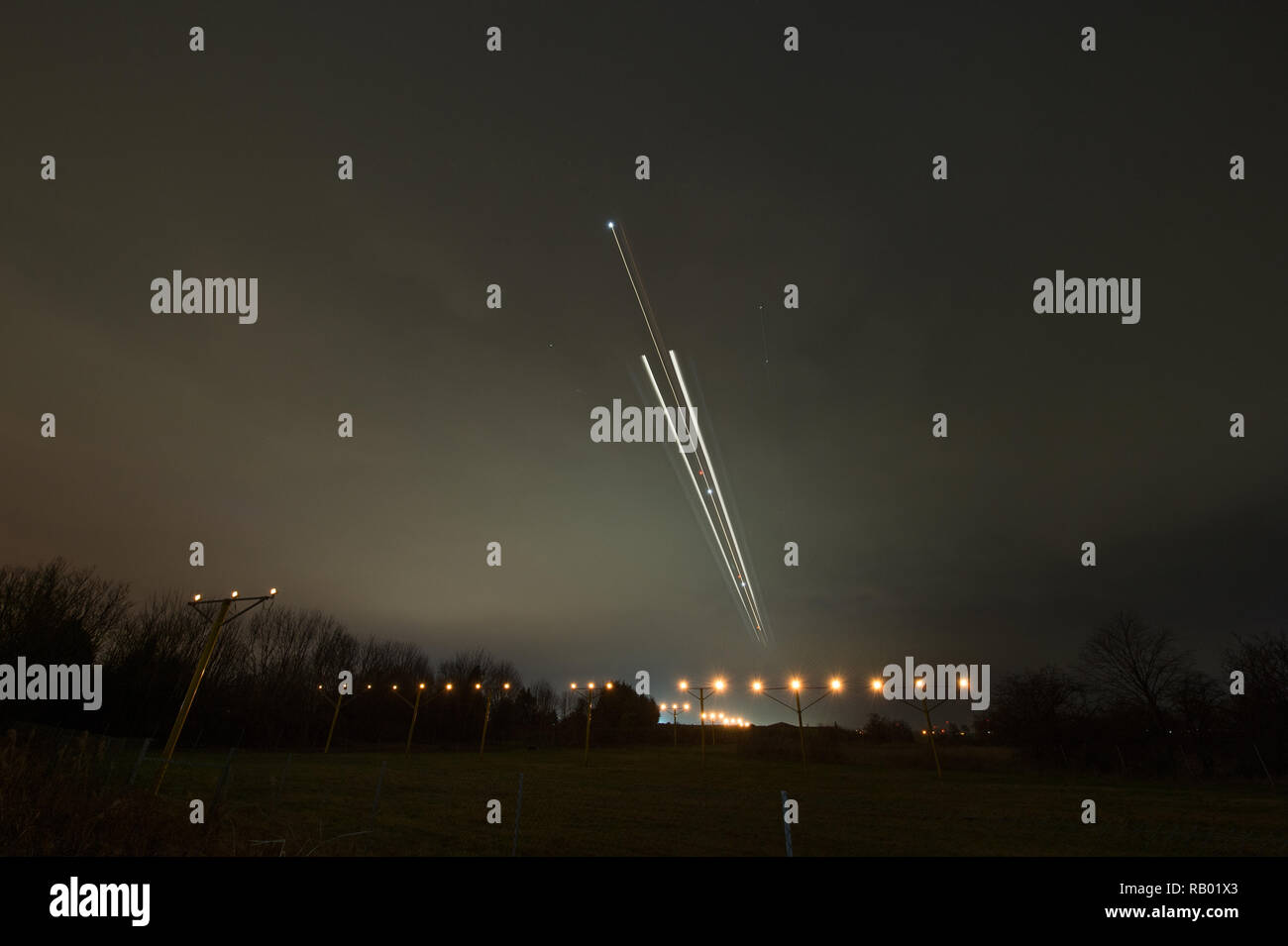 Luces de aproximación de pista de aterrizaje de avión en la noche  fotografías e imágenes de alta resolución - Alamy