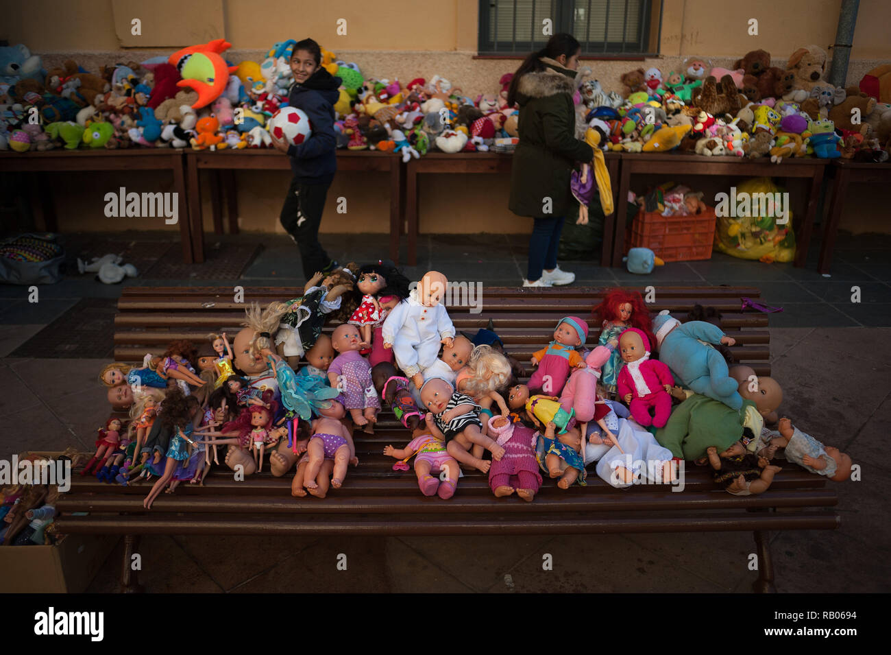 Málaga, España. 5 de enero de 2018. Se considera a los niños traer juguetes  para su distribución durante una epifanía celebración organizada por la ONG  de caridad, Ángeles malagueños de la noche (