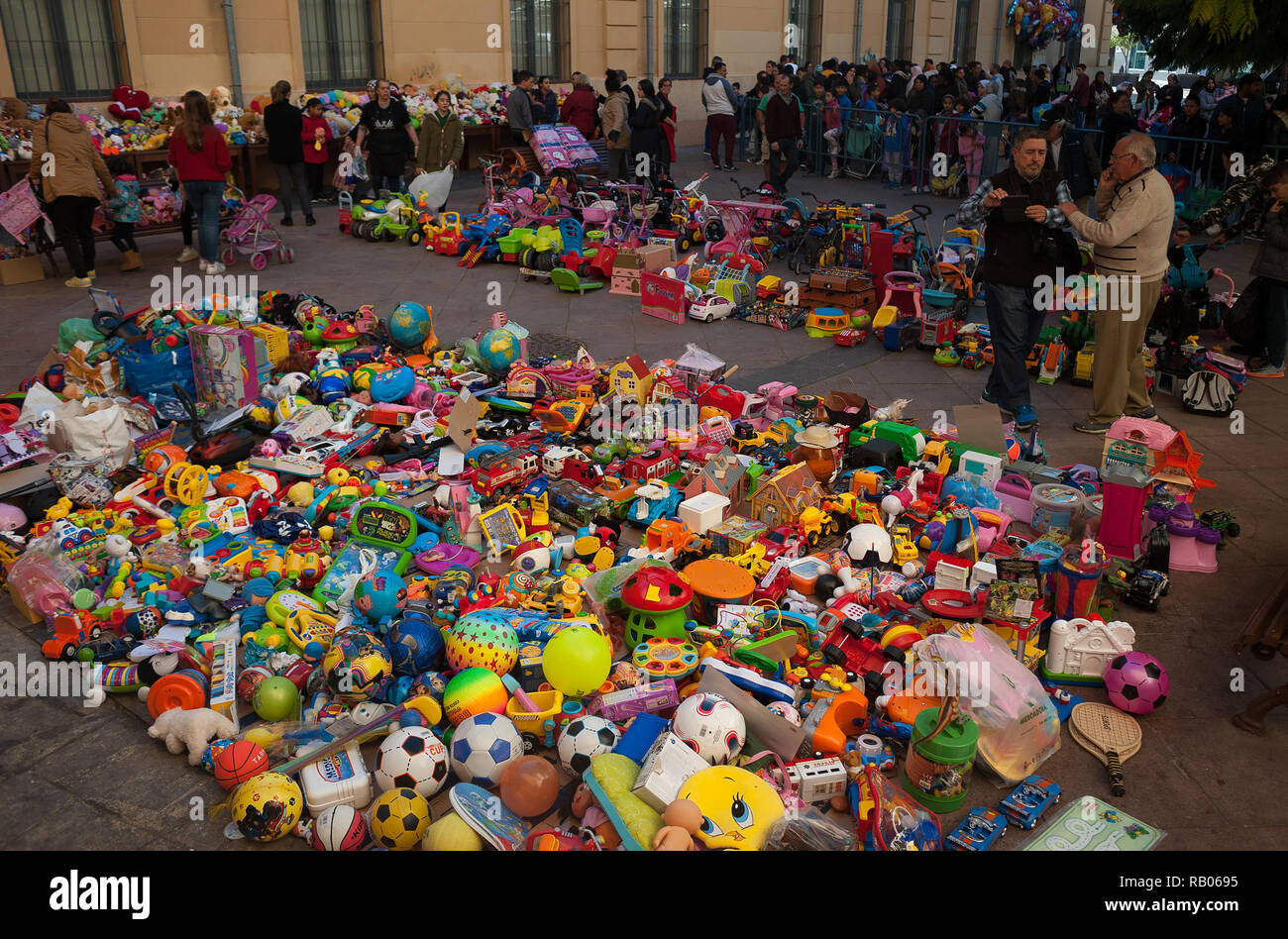 Málaga, España. 5 de enero de 2018. Los juguetes son vistos aparece en la  calle durante una epifanía celebración organizada por la ONG de caridad,  Ángeles malagueños de la noche (Málaga ángeles