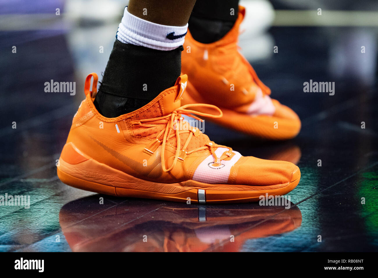 Virginia, EE.UU. 5 de enero de 2018. Los zapatos de Virginia Cavaliers  adelante Mamadi Diakite (25) durante el juego de baloncesto NCAA College  entre la Florida State Seminoles y los Virginia Cavaliers