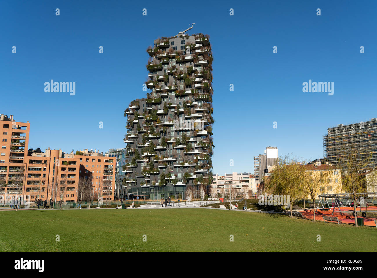 El edificio llamado "vertical" del bosque diseñado por el Arquitecto Stefano Boeri en la Isola barrio en Milan, Italia. Foto de stock