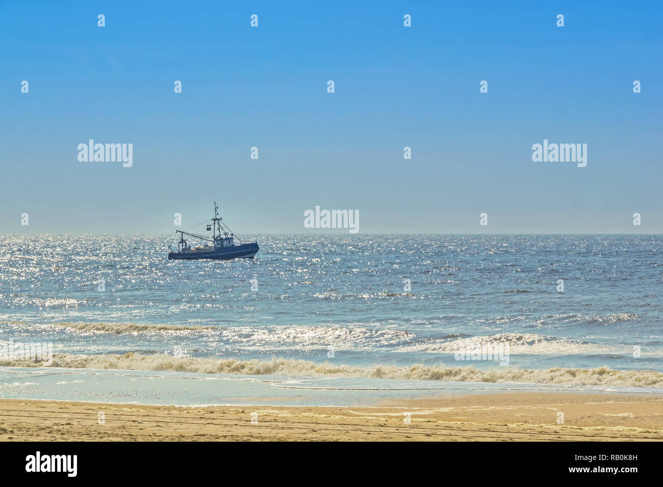 Barco de pesca en el Mar del Norte cerca de la costa holandesa Foto de stock
