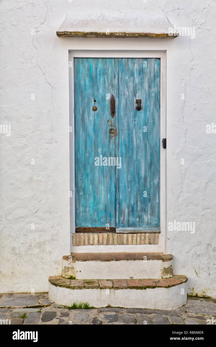 Antigua puerta de madera pintada de azul en Vejer de la Frontera, Cádiz,  España Fotografía de stock - Alamy
