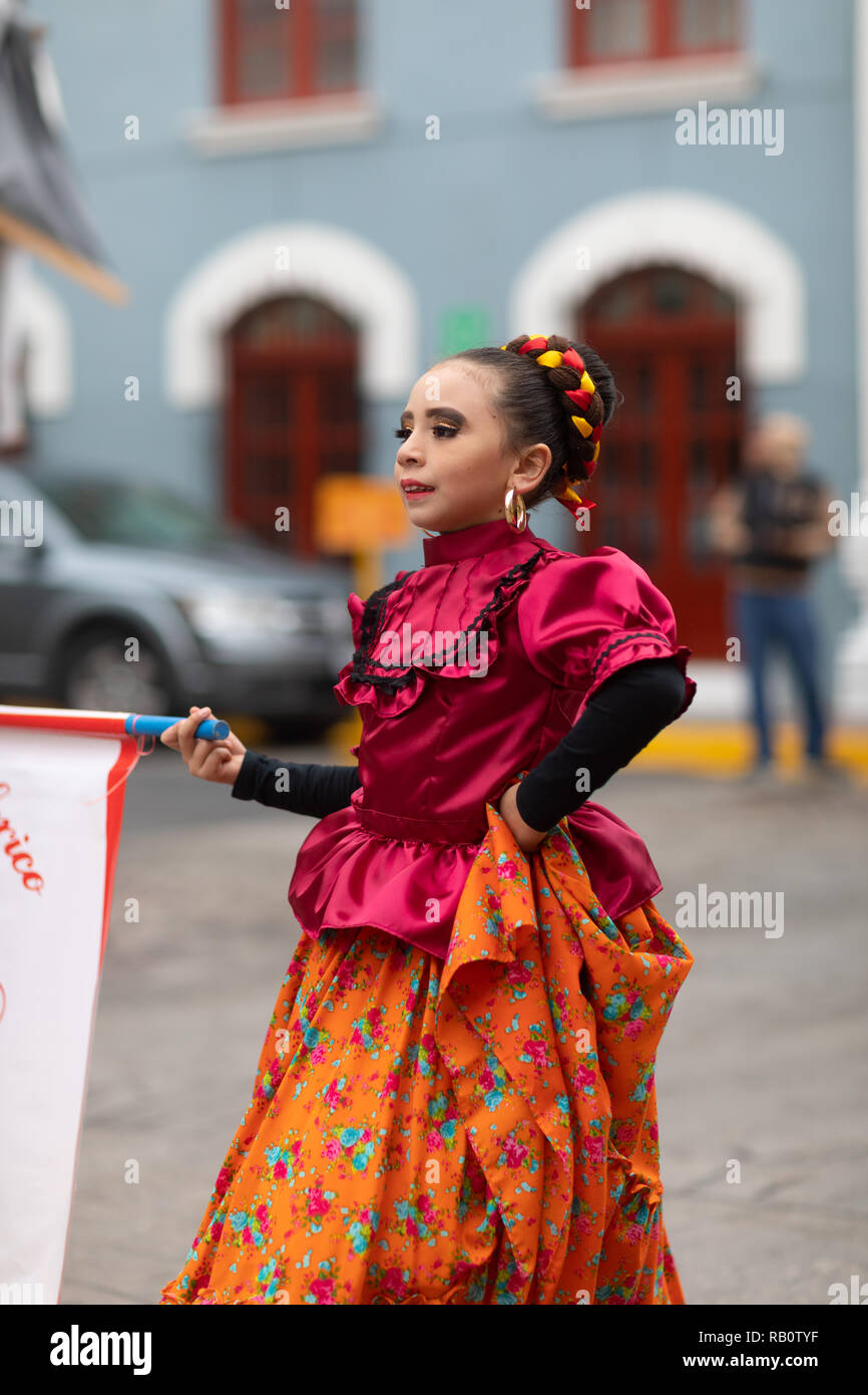 Matamoros, Tamaulipas, México - Noviembre 20, 2018: el desfile del 20 de  noviembre, la joven mujer vistiendo ropa tradicional mexicana caminando por  la carretera Fotografía de stock - Alamy