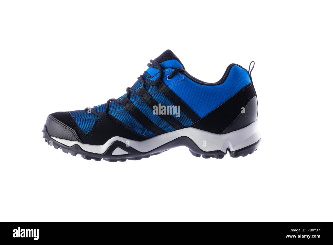 Zapatillas impermeables, botas de invierno para hombres aislado sobre fondo  blanco Fotografía de stock - Alamy