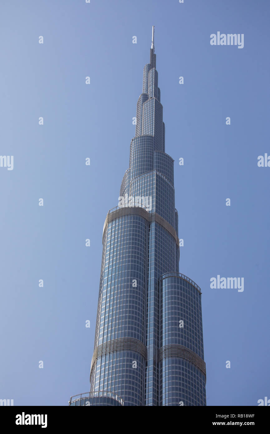 Dubai, Emiratos Árabes Unidos - Octubre 2018: Cierre de foto de Burj Khalifa - torre más alta del mundo a 829.84 m Foto de stock