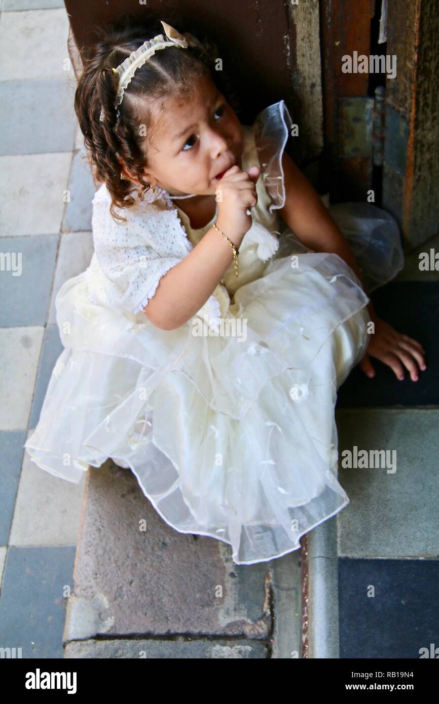 Niña vestido blanco Fotografía de stock - Alamy