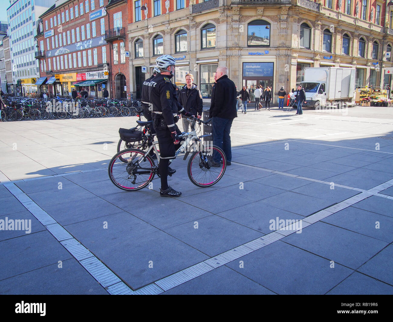 Copenhague, Dinamarca, 11 de abril de 2016 Copenhague: la policía de bicicletas en el centro de la ciudad Foto de stock