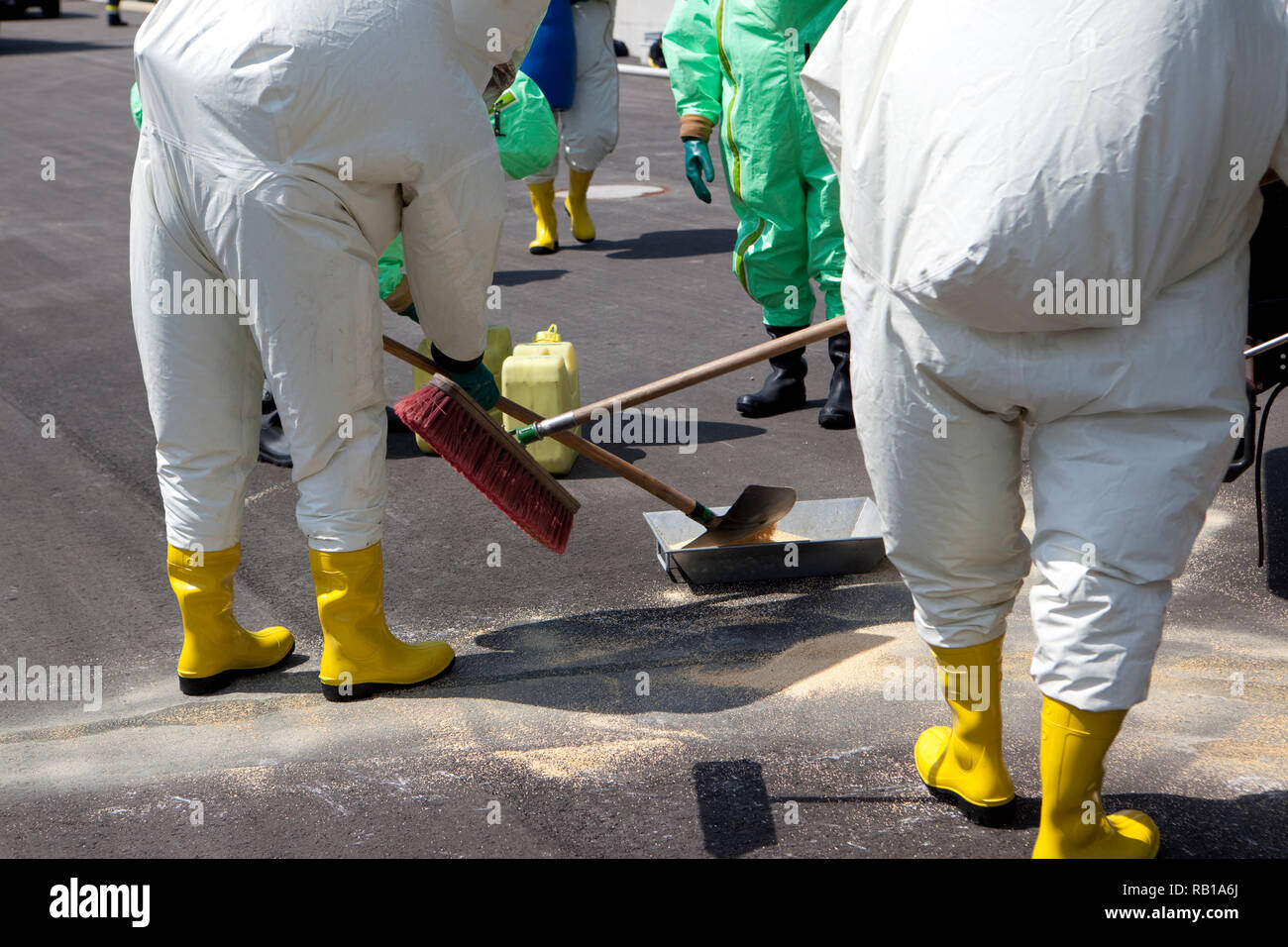 Los hombres en ropa protectora la limpieza después de accidentes químicos. El engranaje inflable protege también contra la contaminación con partículas radioactivas, contra Foto de stock