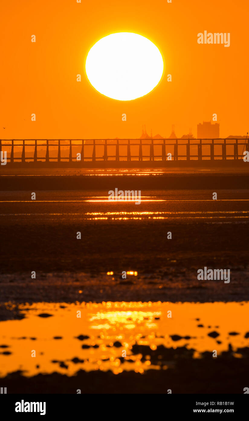 Puesta de sol sobre el mar en otoño, sobre la costa sur del Reino Unido. Foto de stock