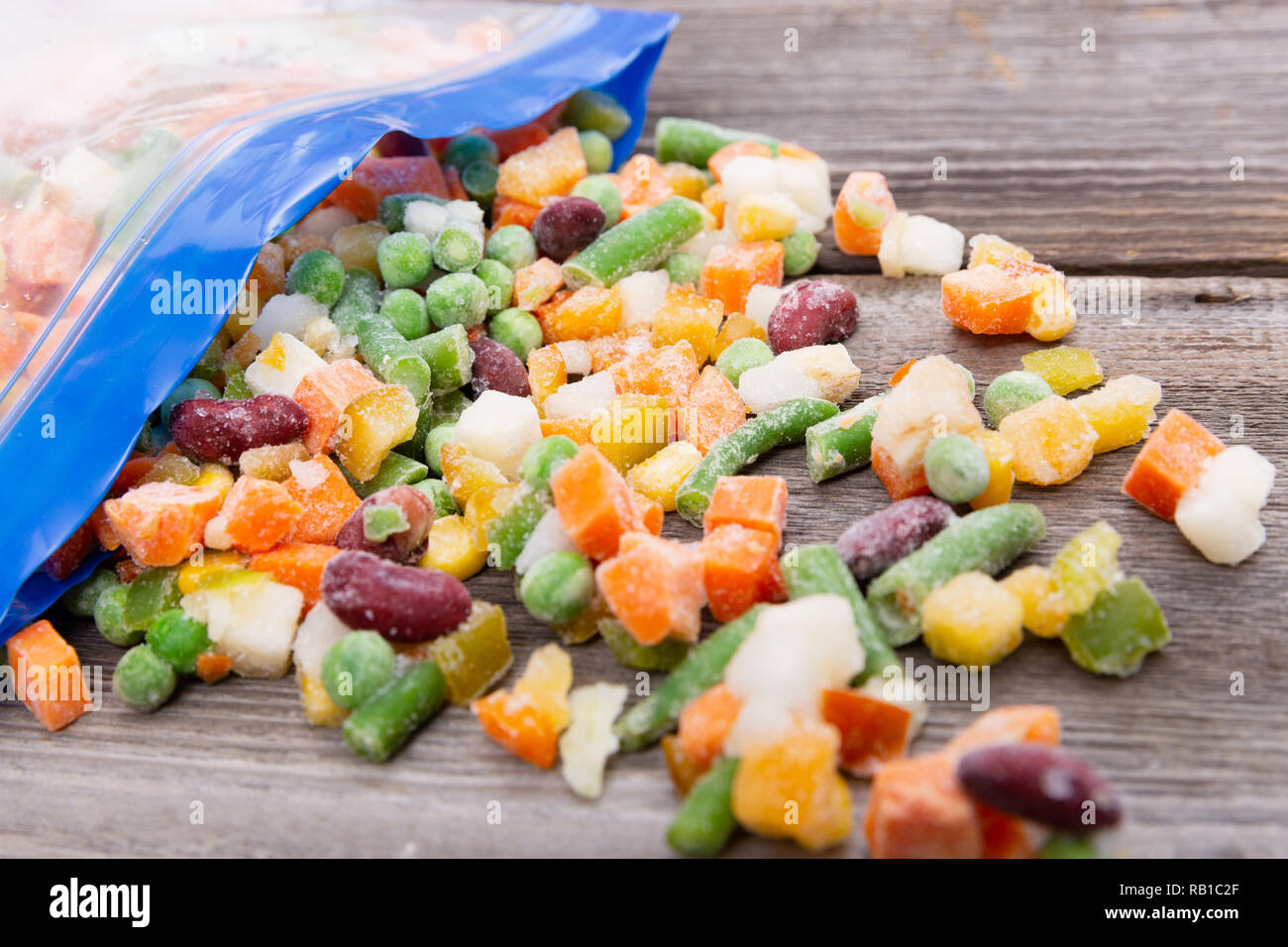 Verduras Congeladas En Bolsas De Plástico Sobre Una Mesa Foto de archivo -  Imagen de mezcla, pimienta: 241119642