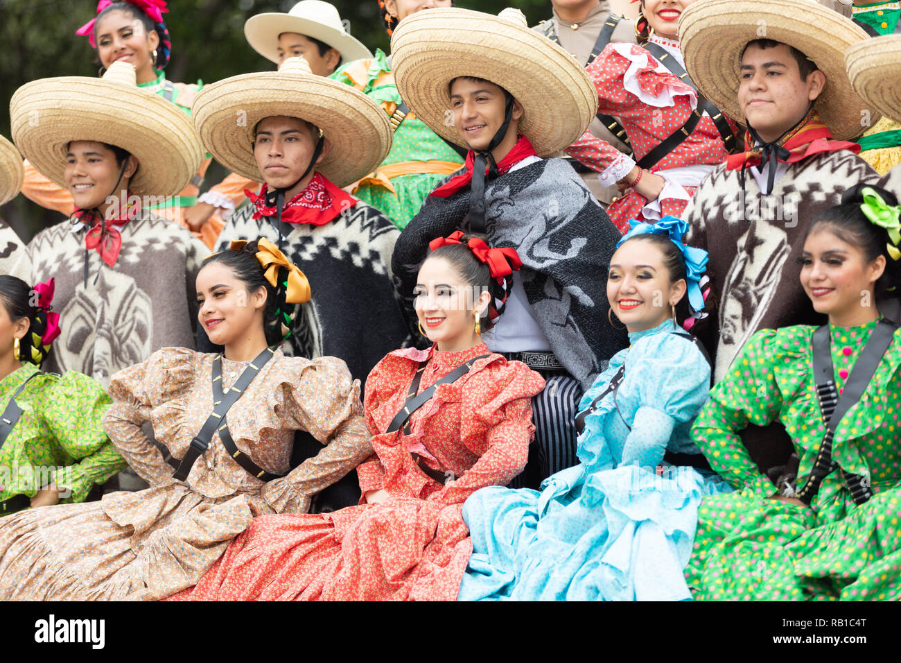 Matamoros, Tamaulipas, México - Noviembre 20, 2018: El Festival el 20 de  noviembre, jóvenes, hombres y mujeres vistiendo ropa tradicional mexicana,  plantean para la CA Fotografía de stock - Alamy