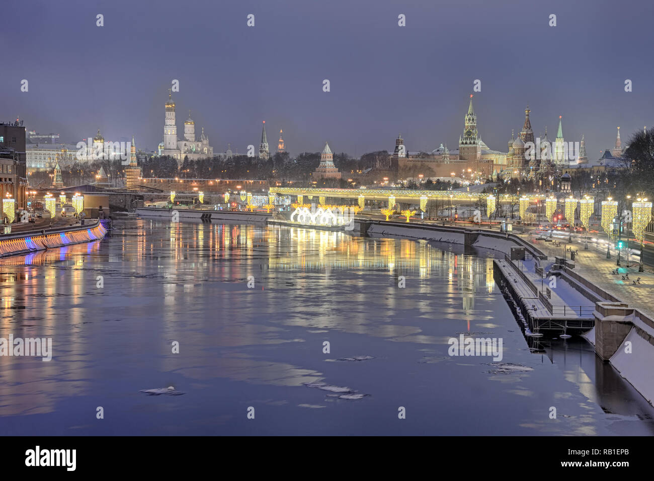 = crepúsculo matutino durante la fiesta de Moscú en vacaciones de invierno = Vista desde el puente sobre el Ustinsky Bolshoi Moskvoretskaya terraplén del río Moskva, Z Foto de stock