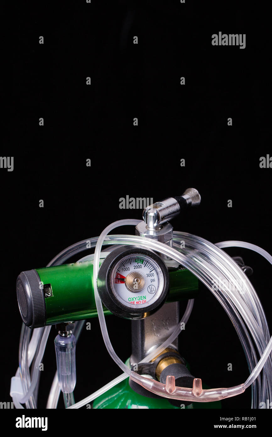 Regulador de oxígeno y la cánula con fondo negro Foto de stock