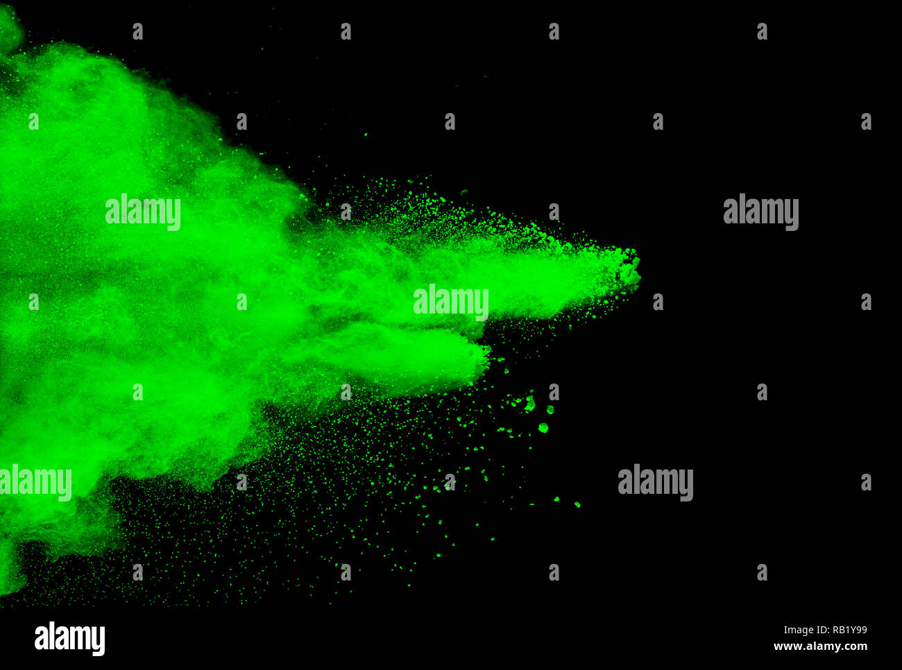 Nube de explosión de polvo de color verde sobre fondo negro.polvo verde splash en segundo plano. Foto de stock