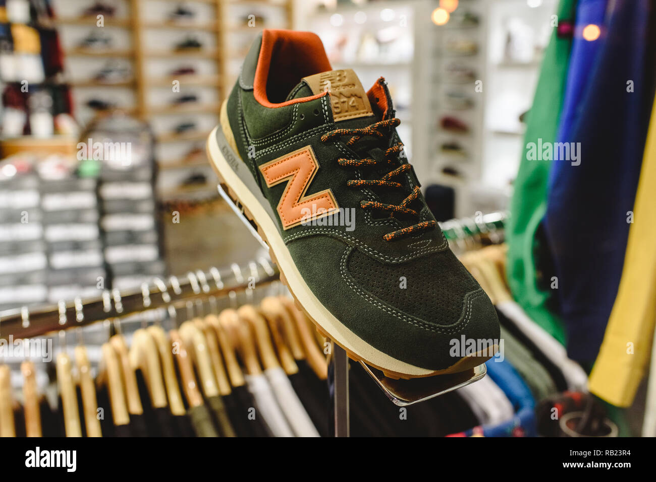 Valencia, España - 2 de enero de 2019: nuevo saldo sneakers mostrado en el  escaparate de una tienda de ropa deportiva y en la Avenida Colón en Valencia,  España Fotografía de stock - Alamy