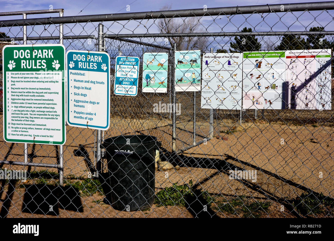 Afiches con el perro las normas del parque situado en Alpine, Texas Foto de stock