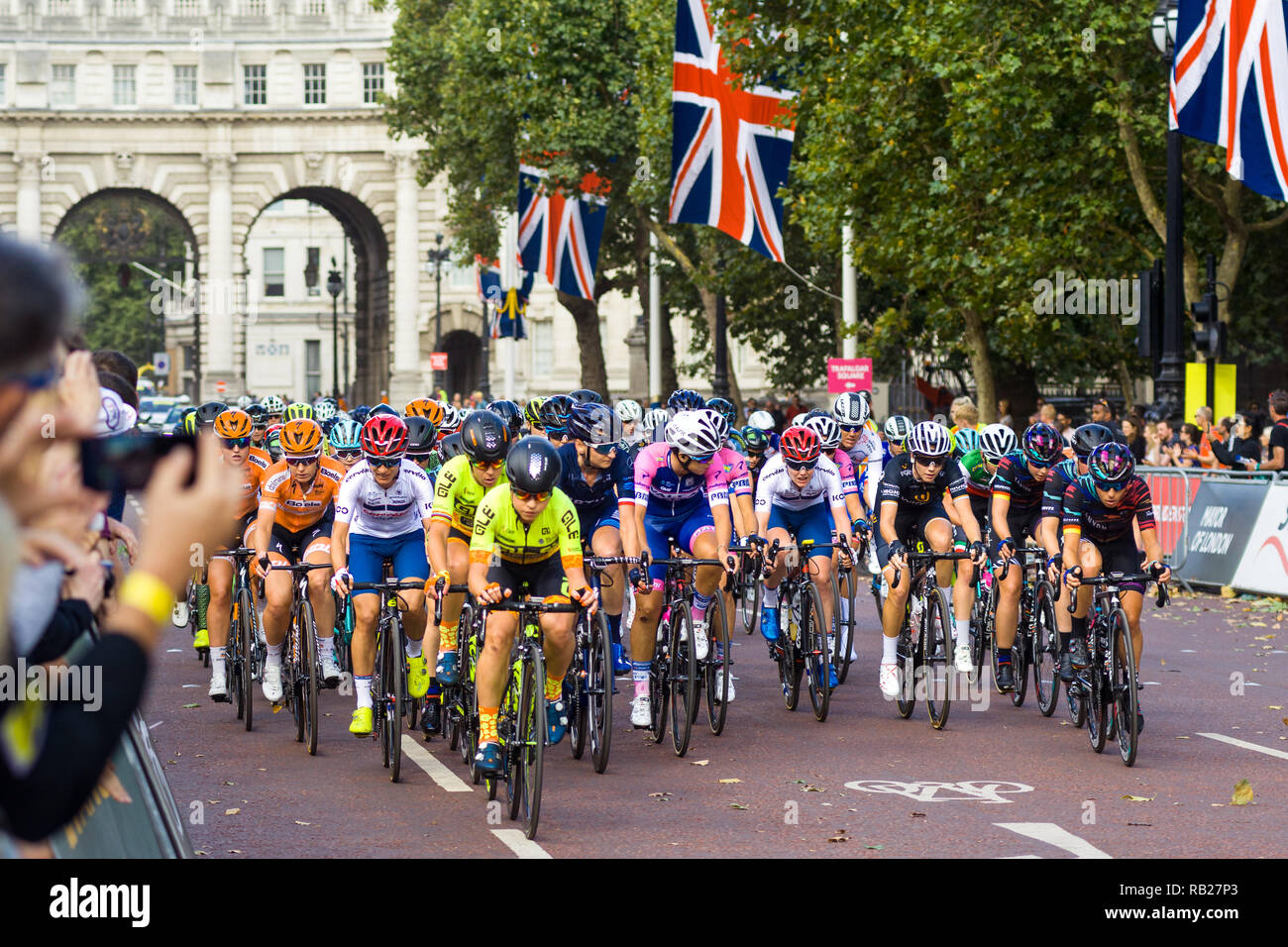 Los ciclistas en el Prudential RideLondon 2018 carrera ciclismo abajo el Mall antes del inicio de la carrera, Londres, Reino Unido. Foto de stock