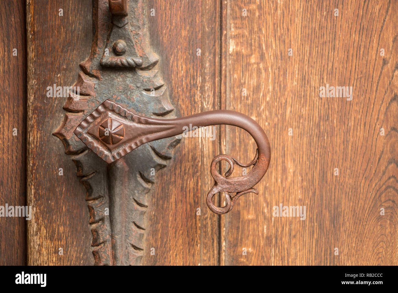 La manija de la puerta de un edificio antiguo de hierro Foto de stock