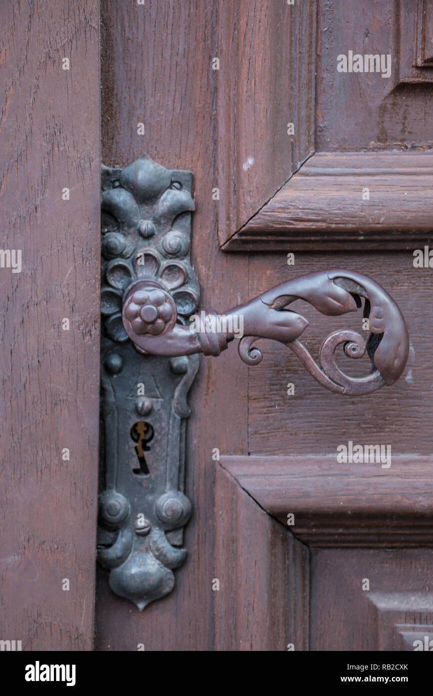 Empuñadura de puerta de hierro de una antigua puerta de un edificio histórico Foto de stock