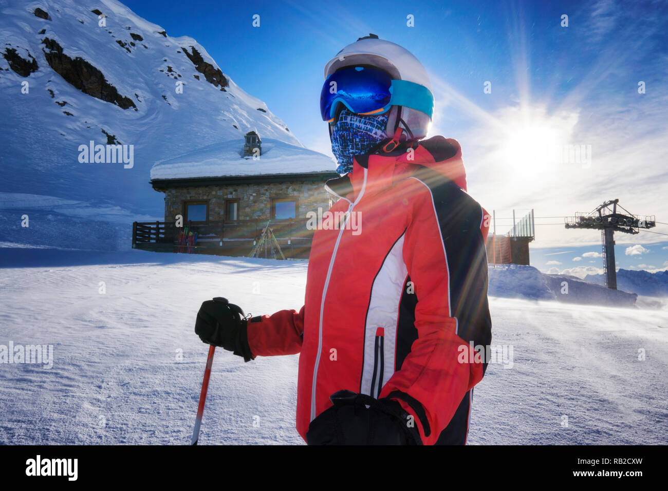 Gafas de esquí con el reflejo de las montañas nevadas. Hombre en