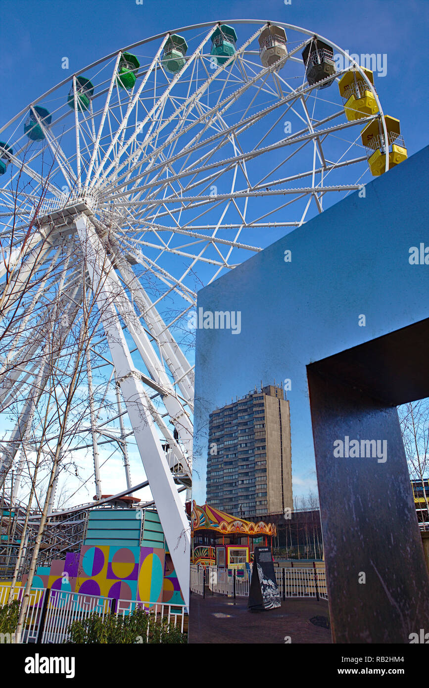 Bloque de pisos de la casa de Arlington como visto desde Dreamland margate con rueda grande en primer plano Foto de stock