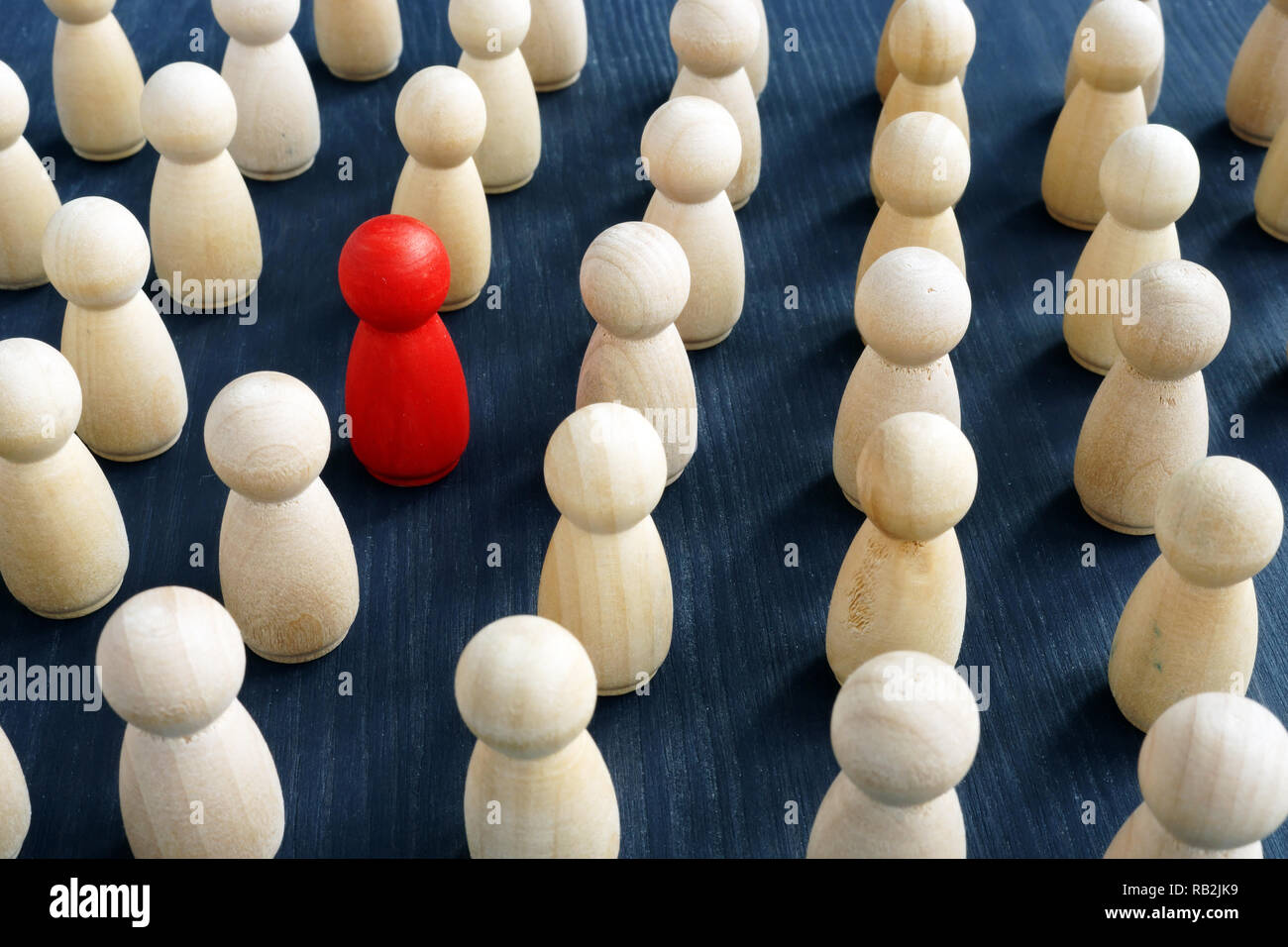 Desarrollo personal. Rojo figura en una multitud. Pensar diferente. Foto de stock
