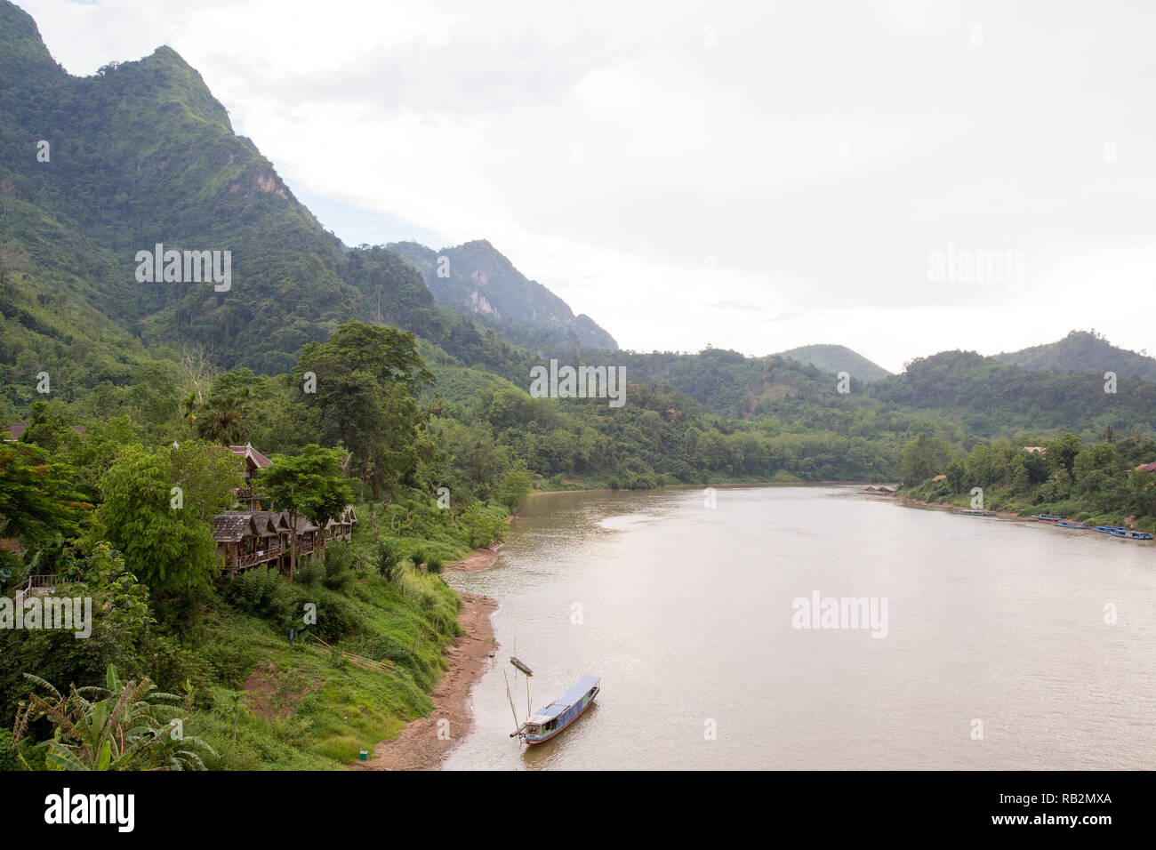 Una vista de la nom Ou Río y montañas circundantes en Nong Khiaw, Laos. Foto de stock