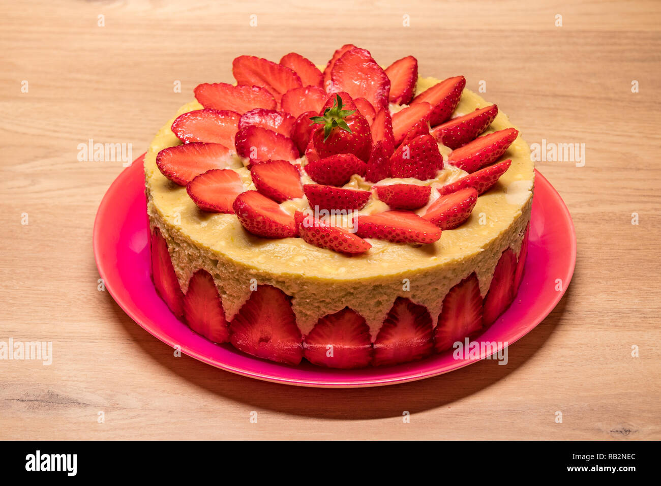 Plato de pastel de fresas fotografías e imágenes de alta resolución -  Página 12 - Alamy