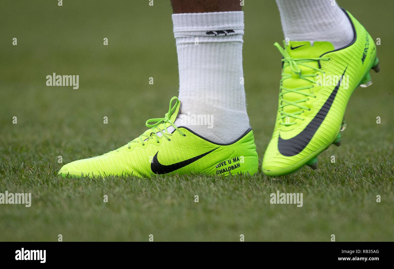 Woking, Reino Unido. 06Th ene, 2019. Las botas de fútbol Nike de Nathaniel  Chalobah de Watford mostrando amor MA CHALOBAH delante de la FA Cup tercera  ronda coinciden entre Woking y Watford