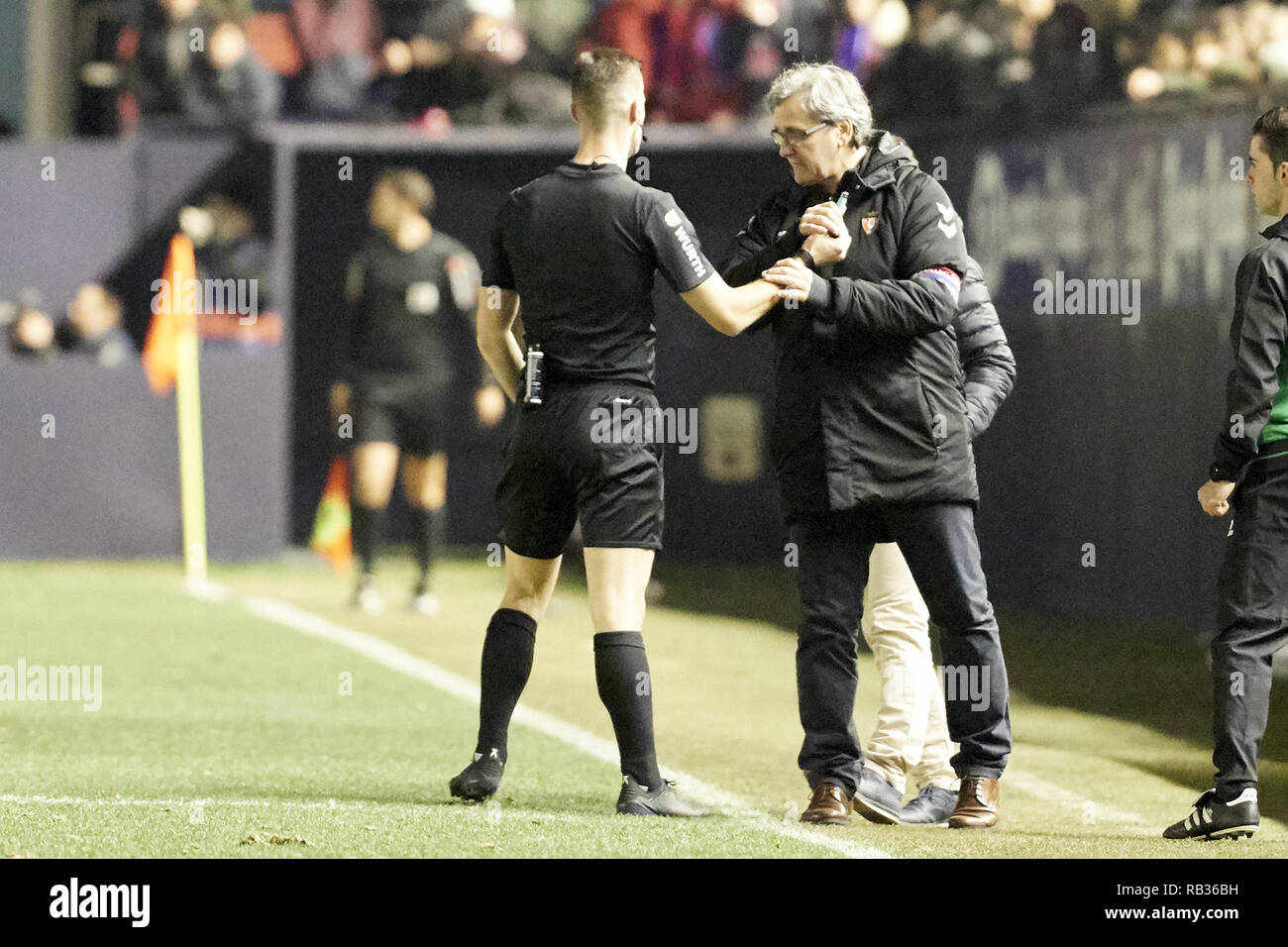 Pamplona, España. El 6 de enero, 2019. Los árbitros son vistos durante la liga española de fútbol de la Liga 123, el partido entre el CA Osasuna y Cádiz CF en el estadio de El Sadar, en Pamplona (Navarra), España. Crédito: Fernando Pidal SOPA/Images/Zuma alambre/Alamy Live News Foto de stock