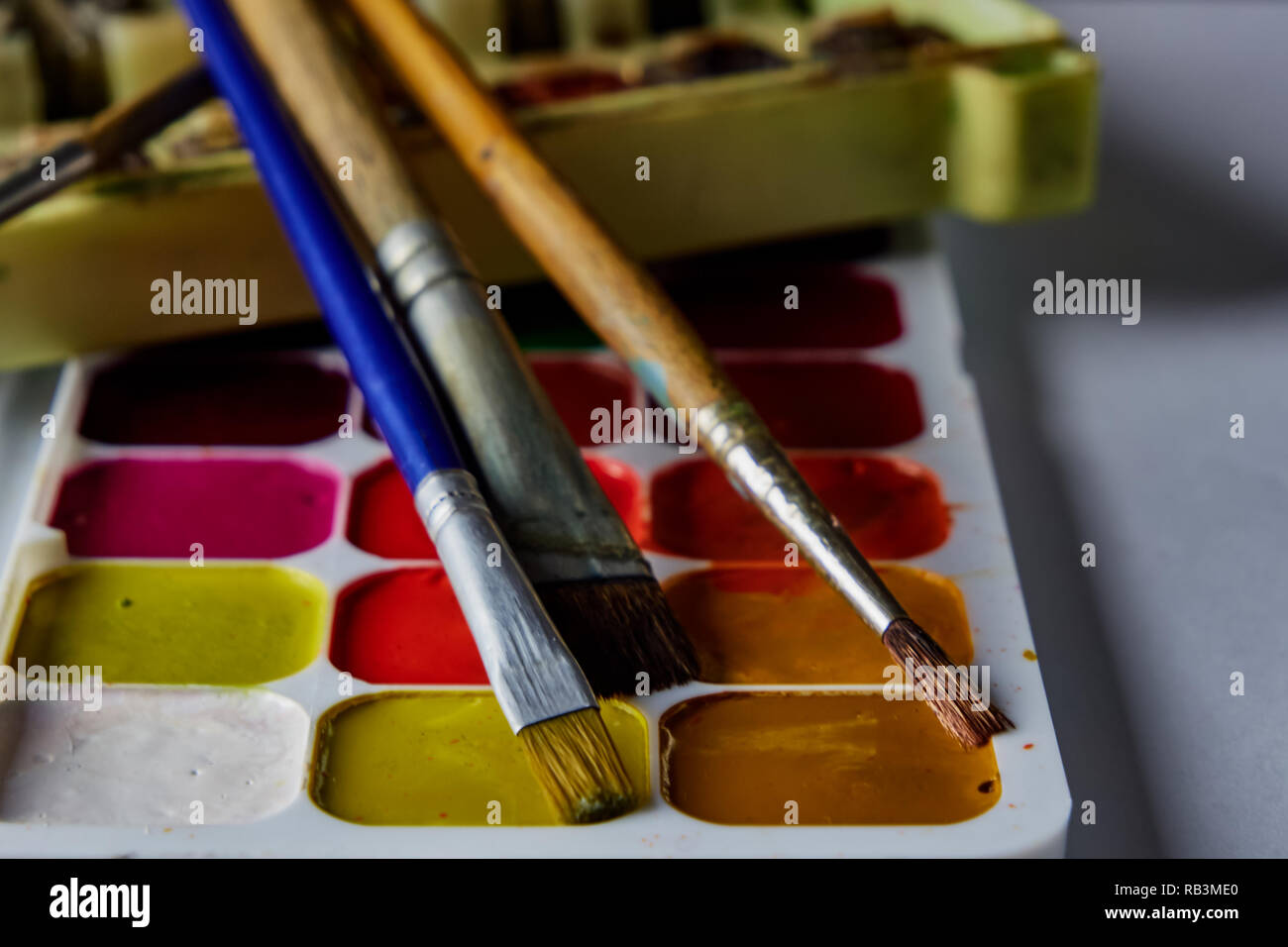 Herramientas del artista profesional, en una caja de pinturas de acuarelas,  pinceles, paleta de acuarela Fotografía de stock - Alamy