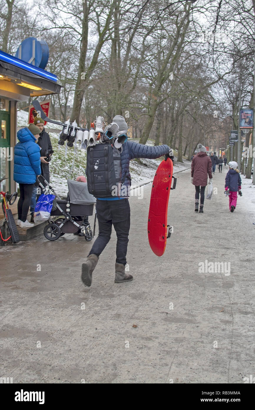 Estocolmo, Suecia - 29 de diciembre de 2018: los patinadores sobre hielo en un día frío y nublado en Vasaparken el 29 de diciembre de 2019 en Estocolmo, Suecia Foto de stock