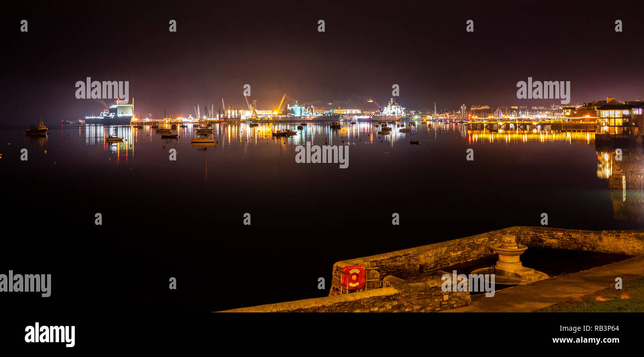Falmouth Harbour y muelles iluminados durante la noche. Foto de stock