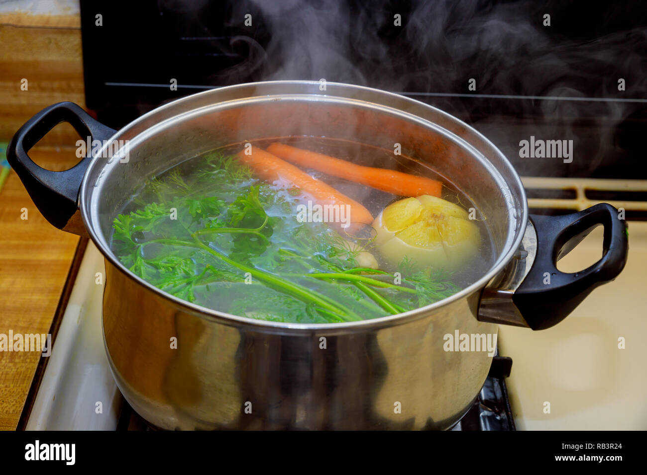 Cerrar el caldo en una olla ingredientes vegetales para una sopa de