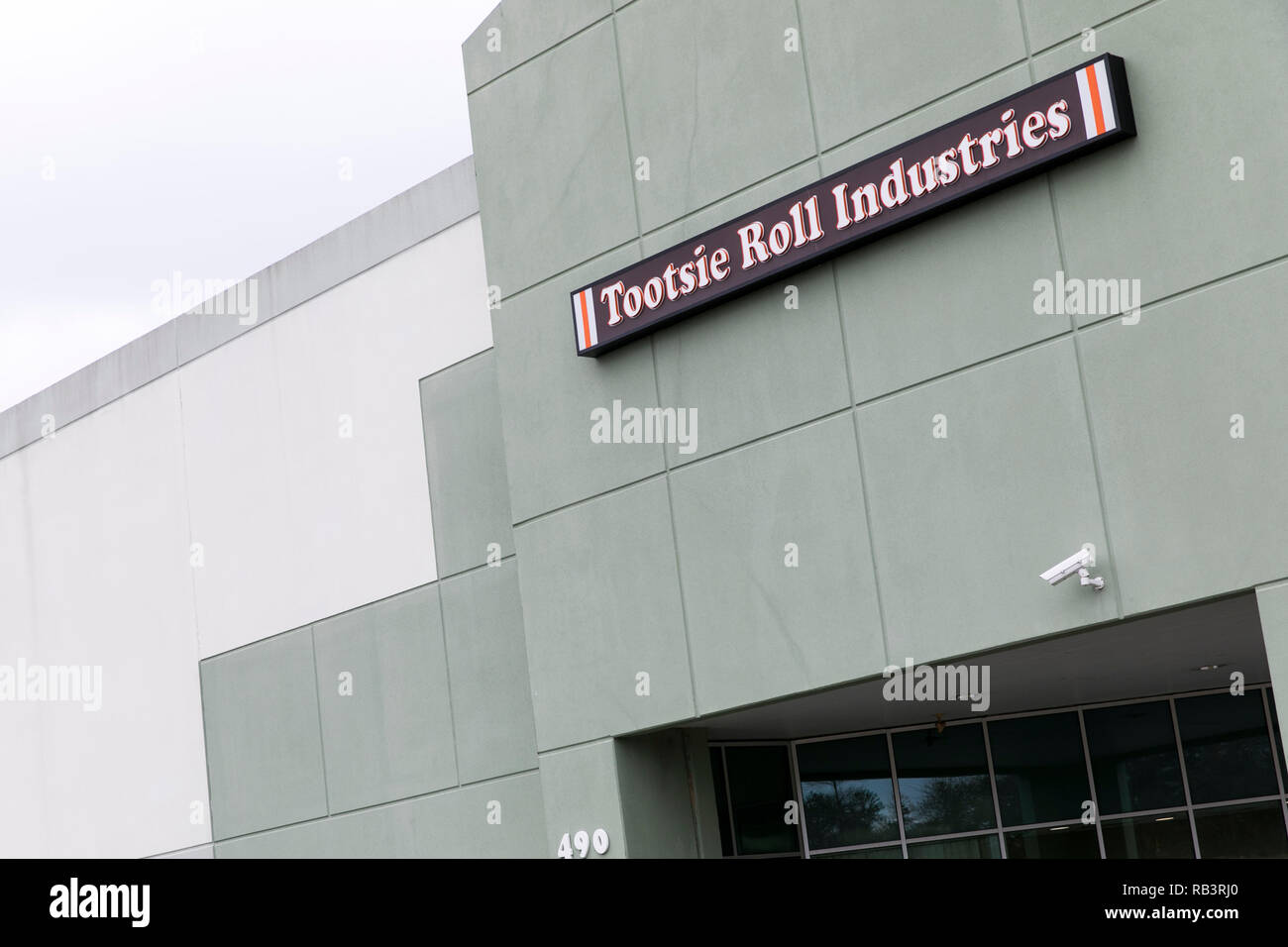 Un logotipo cartel fuera de una instalación ocupada por Tootsie Roll Industrias en Hazle Township, Pensilvania, el 29 de diciembre de 2018. Foto de stock