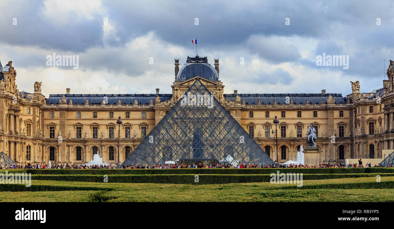 París, Francia - 25 de octubre, 2013: Vista panorámica de la fachada del famoso Museo del Louvre, uno de los museos de arte más grande del mundo y un histórico monu Foto de stock