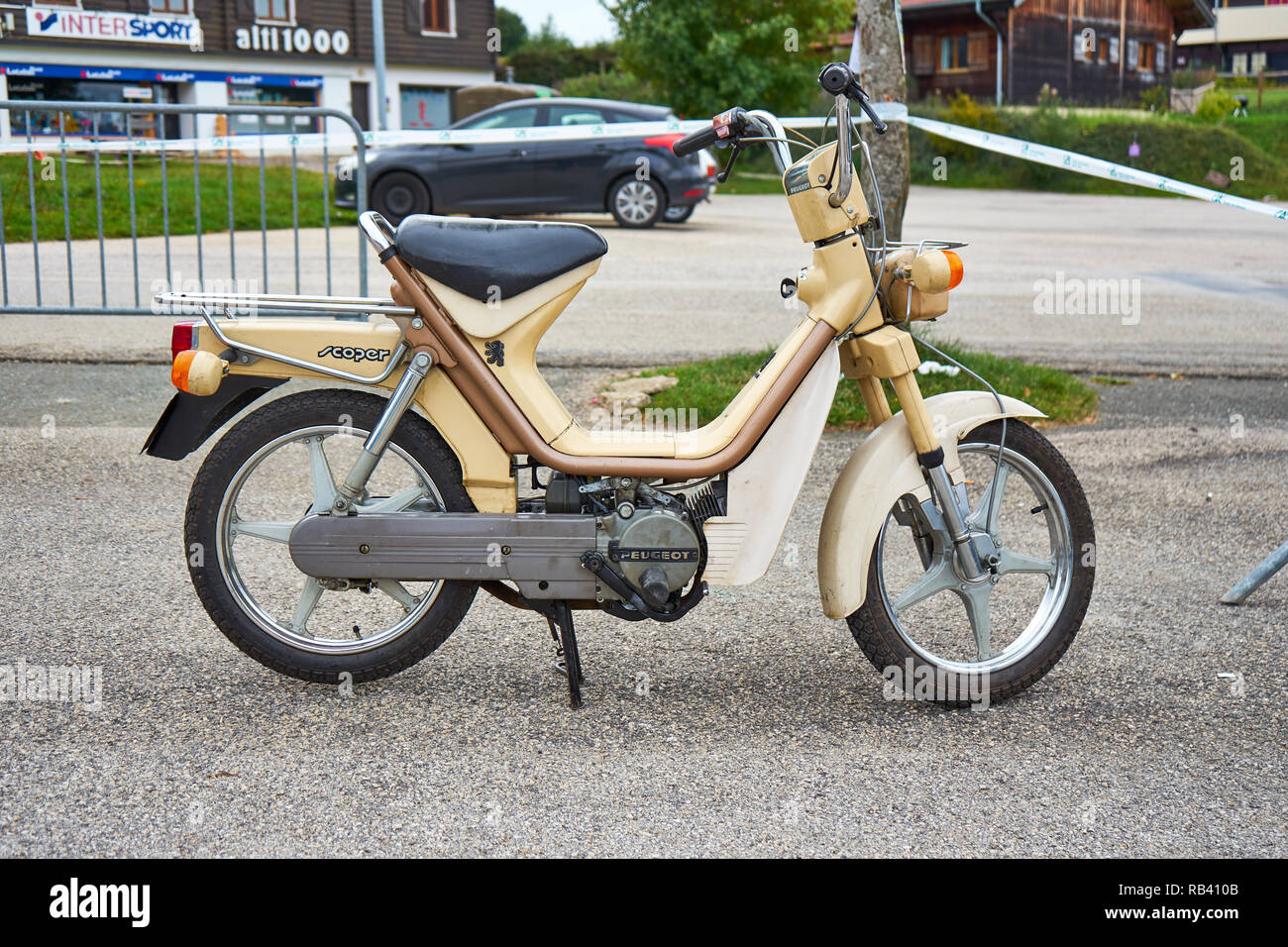 Metabief/Franche Comté/Francia/Septiembre 2018 : Color Crema Peugeot Scoper parques en un ciclomotor Vintage Rallye Foto de stock