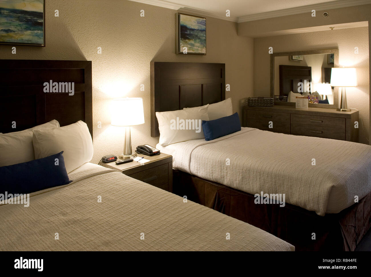 Camas dobles en la habitación del hotel, EE.UU.. Foto de stock