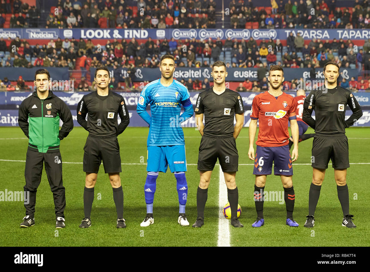 Los capitanes de ambos equipos y los 3 árbitros son vistos antes de la liga española de fútbol de la Liga el partido entre el CA Osasuna y Cádiz CF