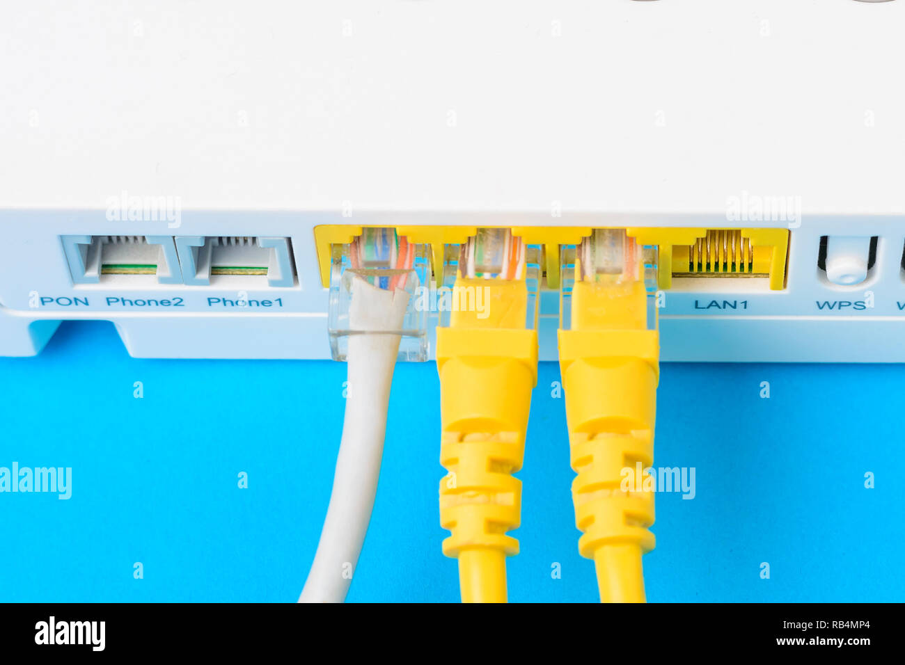 Internet módem router hub con cable de conexión sobre fondo Fotografía - Alamy