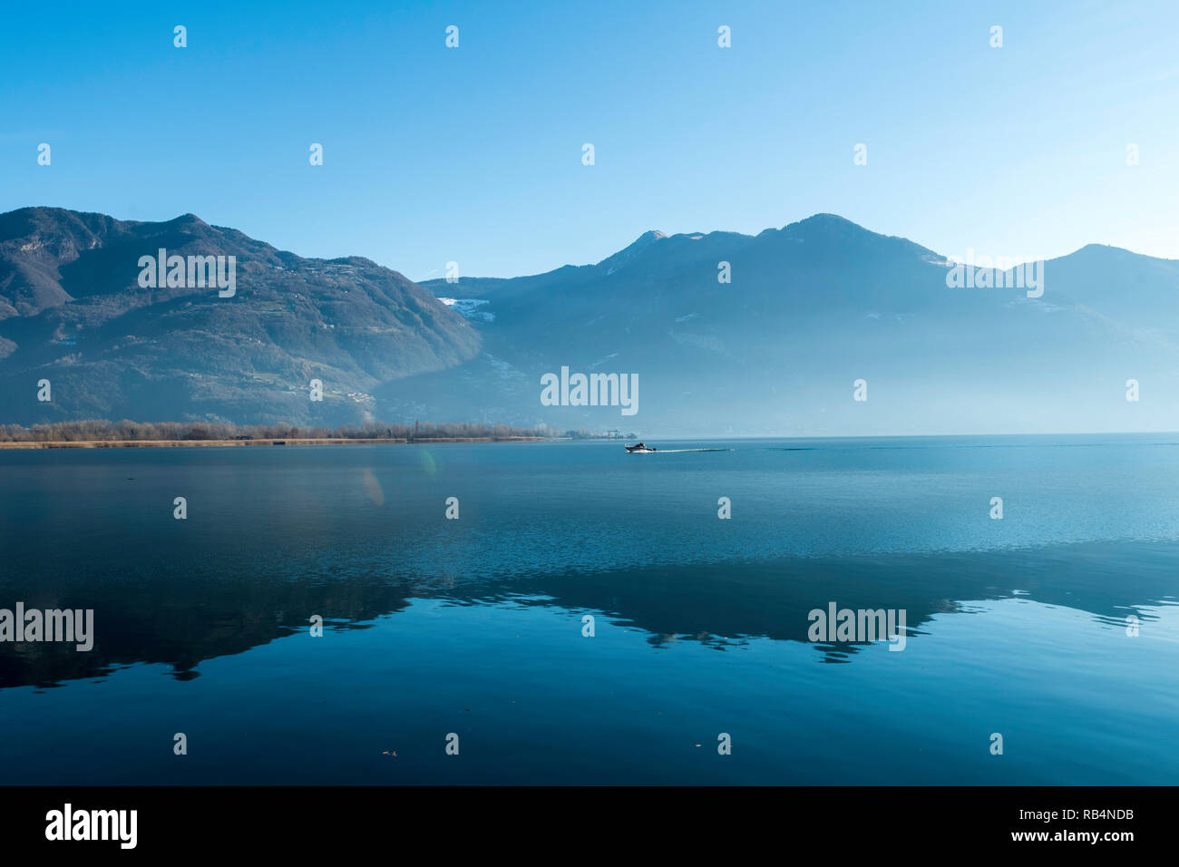 Montañas, ríos y lagos cielos despejados, hermosos paisajes de Italia Foto de stock