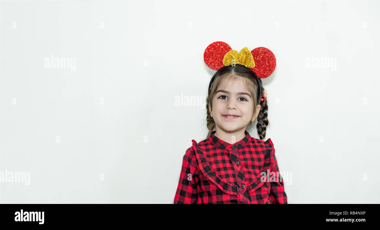 Retrato de una hermosa niña de cumpleaños de 4 años adorable bastante  hermosa, niño vestido con patrón de lunares, sosteniendo un globo rosa,  aislado sobre fondo rosa con espacio de copia para