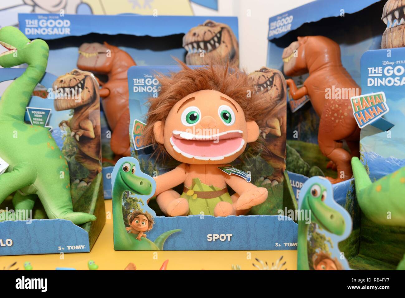 Productos oficiales de la próxima película de Disney Pixar 'buenos' de  dinosaurios en exhibición en tienda de juguetes Hamleys para 'TOMY's World  jugar día' donde: Londres, Reino Unido cuando: 28 Oct 2015