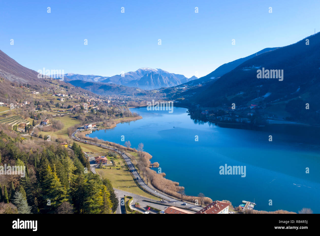 Montañas, ríos y lagos cielos despejados, hermosos paisajes de Italia Foto de stock