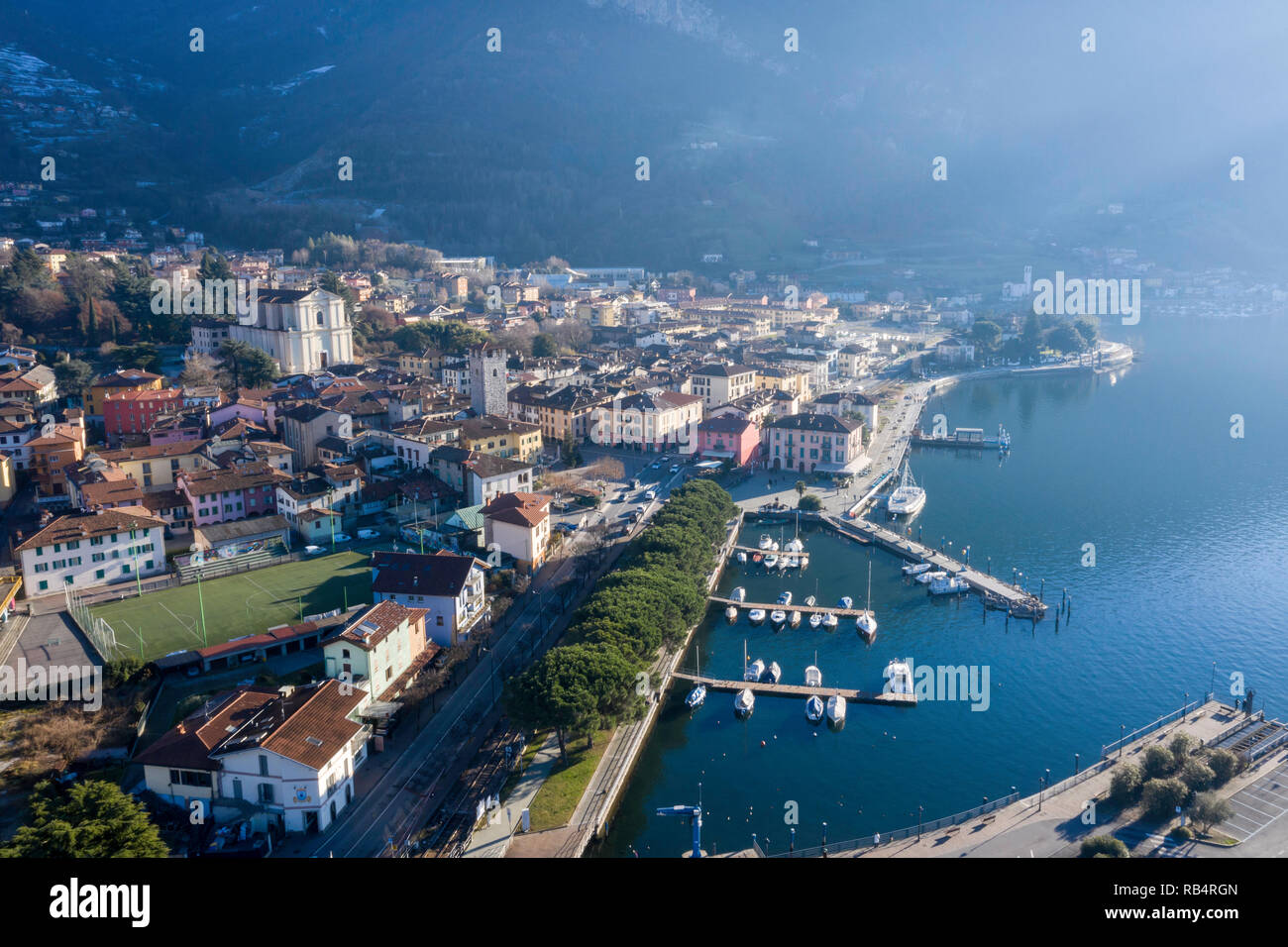 Montañas, ríos y lagos cielos despejados, hermosos paisajes de Italia Foto de stock